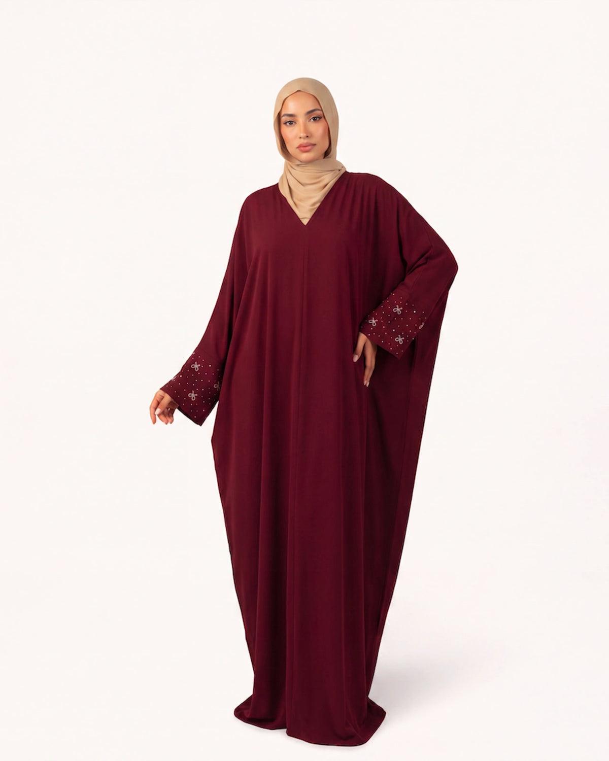 Soraya Beaded Abaya in Bordeaux – weite Abaya mit funkelnden Details an den Ärmeln