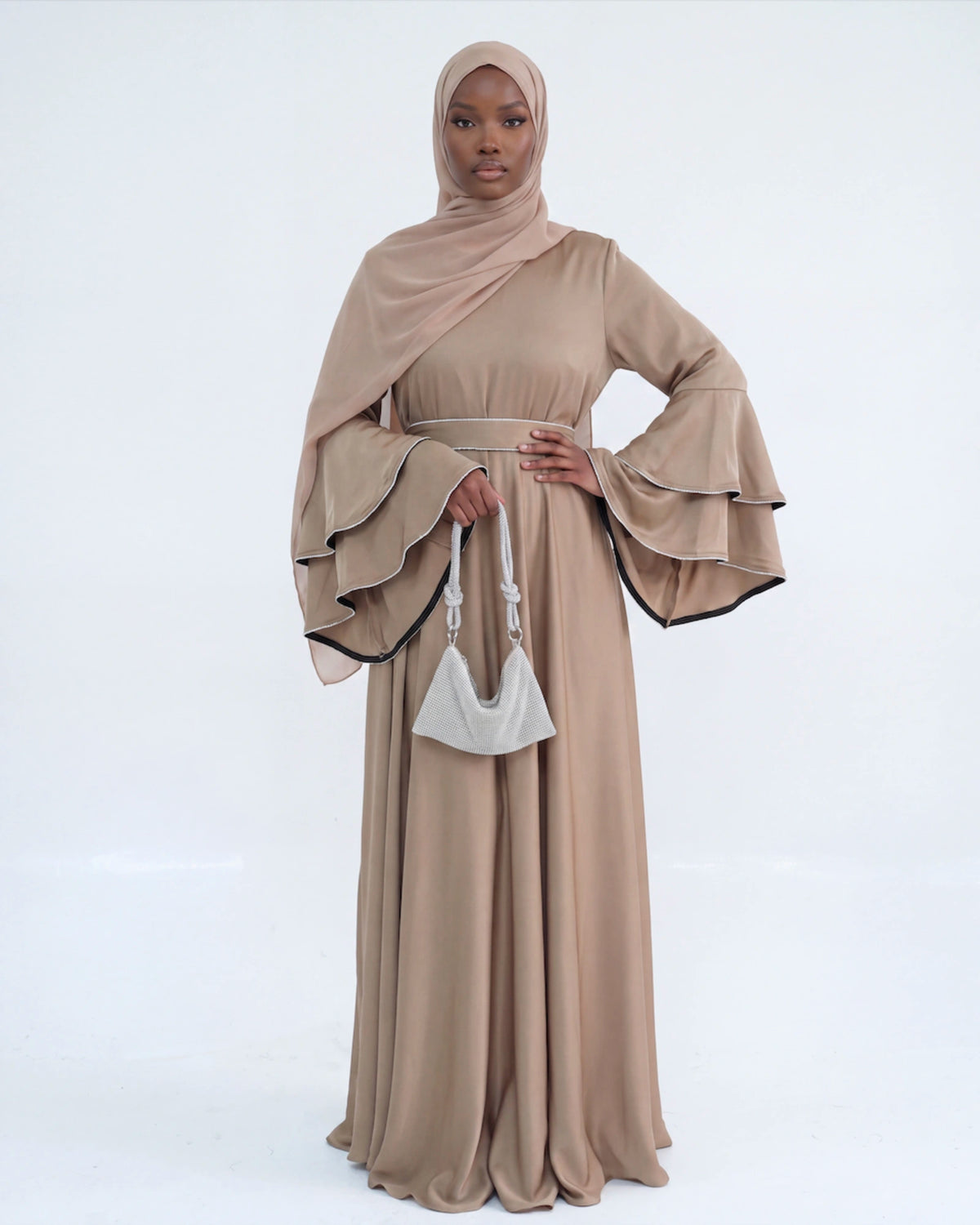 Soraya Bell Sleeve Abaya in Beige – elegante lange Abaya mit Glockenärmeln und Bindegürtel