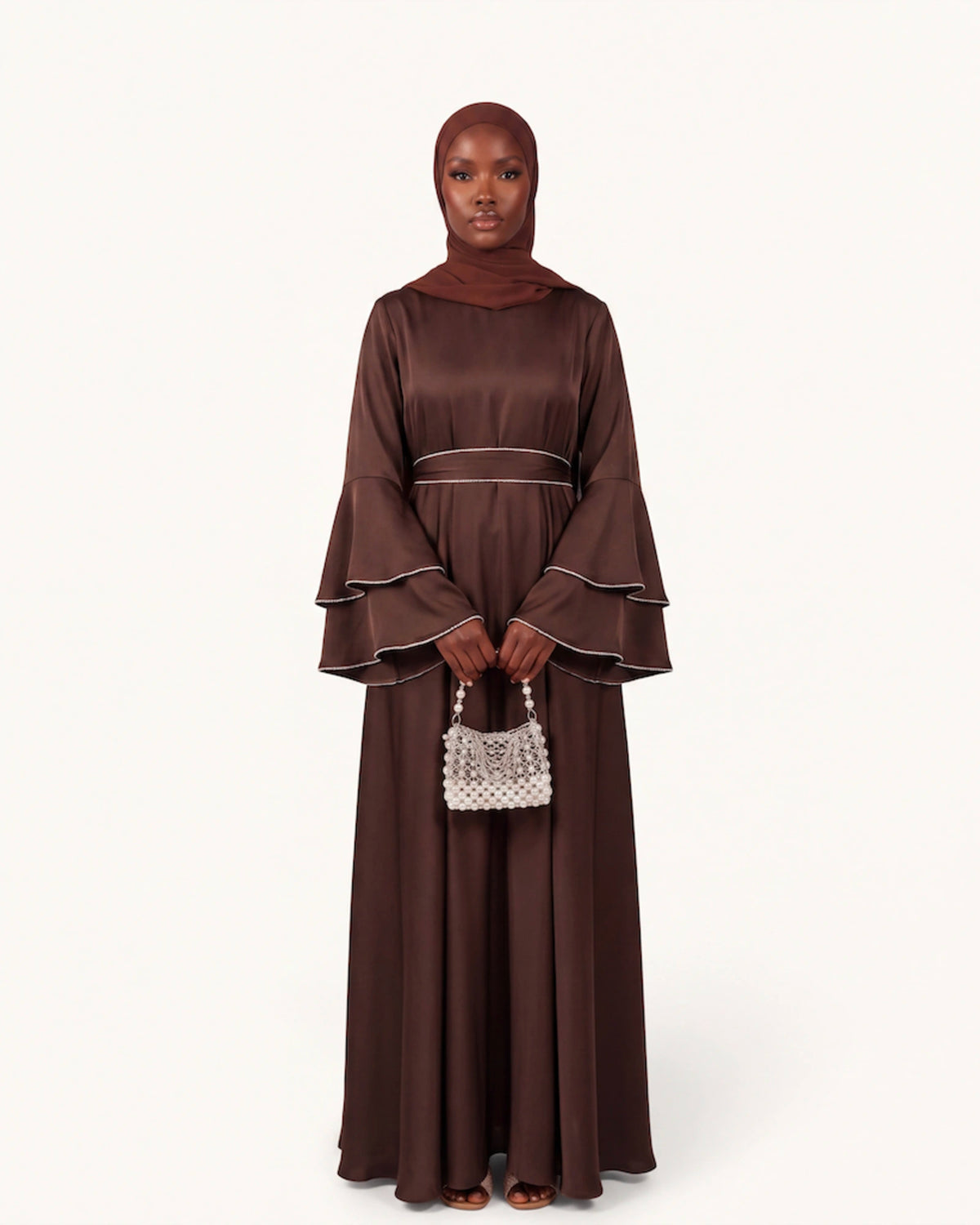 Soraya Bell Sleeve Abaya in Braun – lange Abaya mit kontrastierenden Paspeln und Glockenärmeln