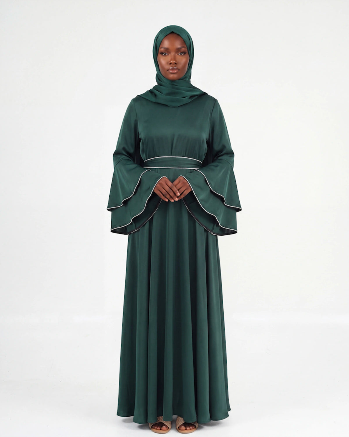 Soraya Bell Sleeve Abaya in Grün – lange Abaya mit ausgestellten Glockenärmeln und Bindegürtel