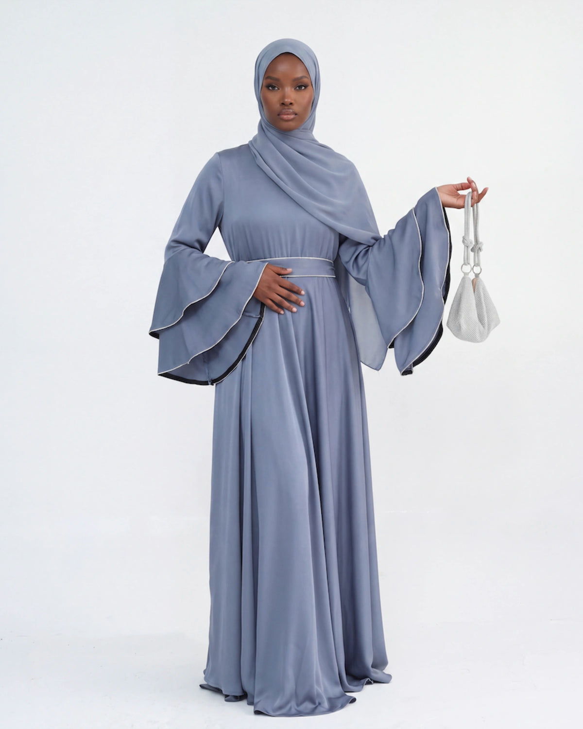 Soraya Bell Sleeve Abaya in Grau – elegante Abaya mit ausgestellten Ärmeln und Bindegürtel