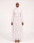 Yasmin Eyelet Dress in Weiß – langes Kleid mit Lochstickerei, Stufenrock und Bindegürtel