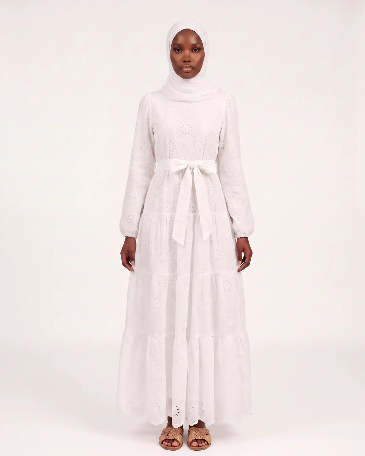 Yasmin Eyelet Dress in Weiß – langes Kleid mit Lochstickerei, Stufenrock und Bindegürtel