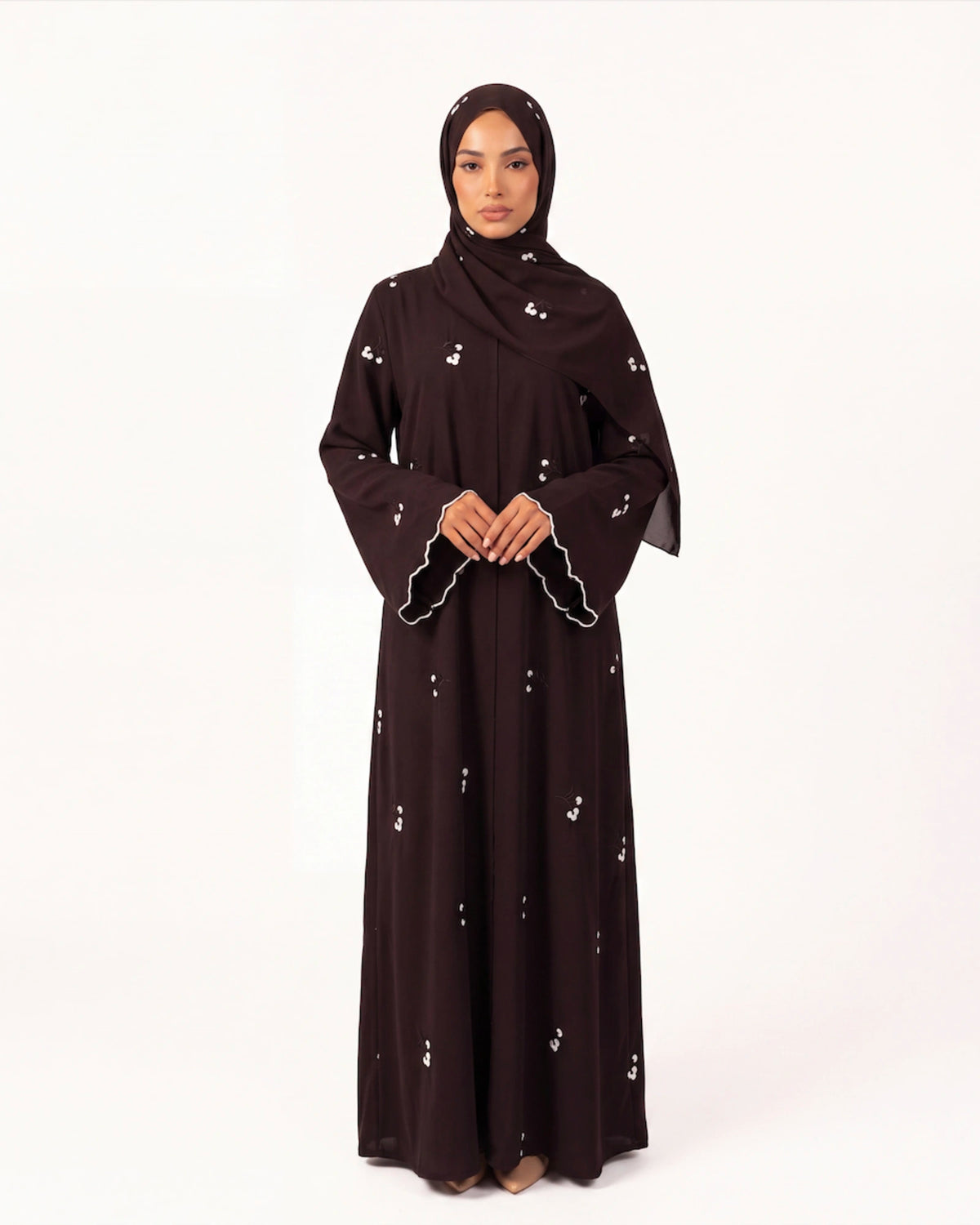 Zahra Detail Abaya in Braun – offene Abaya mit feinen floralen Details und Kontrastkante
