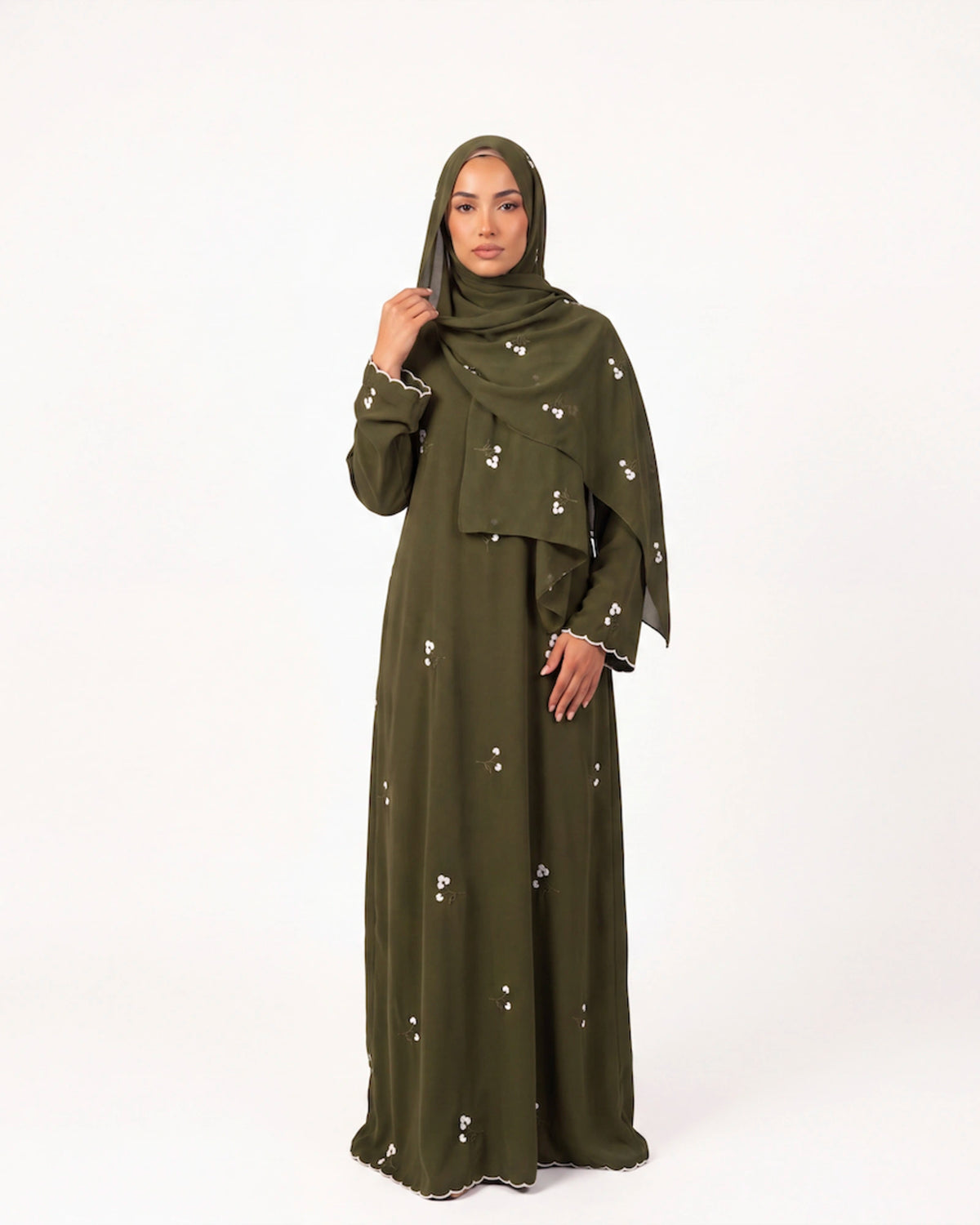Zahra Detail Abaya in Grün – lange offene Abaya mit floralen Verzierungen
