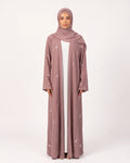 Zahra Detail Abaya in Rosa – offene Abaya mit kleinen floralen Details und gewellten Ärmelkanten