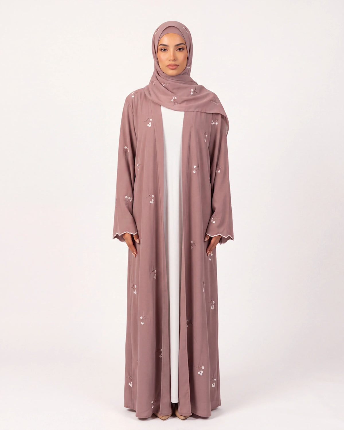 Zahra Detail Abaya in Rosa – offene Abaya mit kleinen floralen Details und gewellten Ärmelkanten