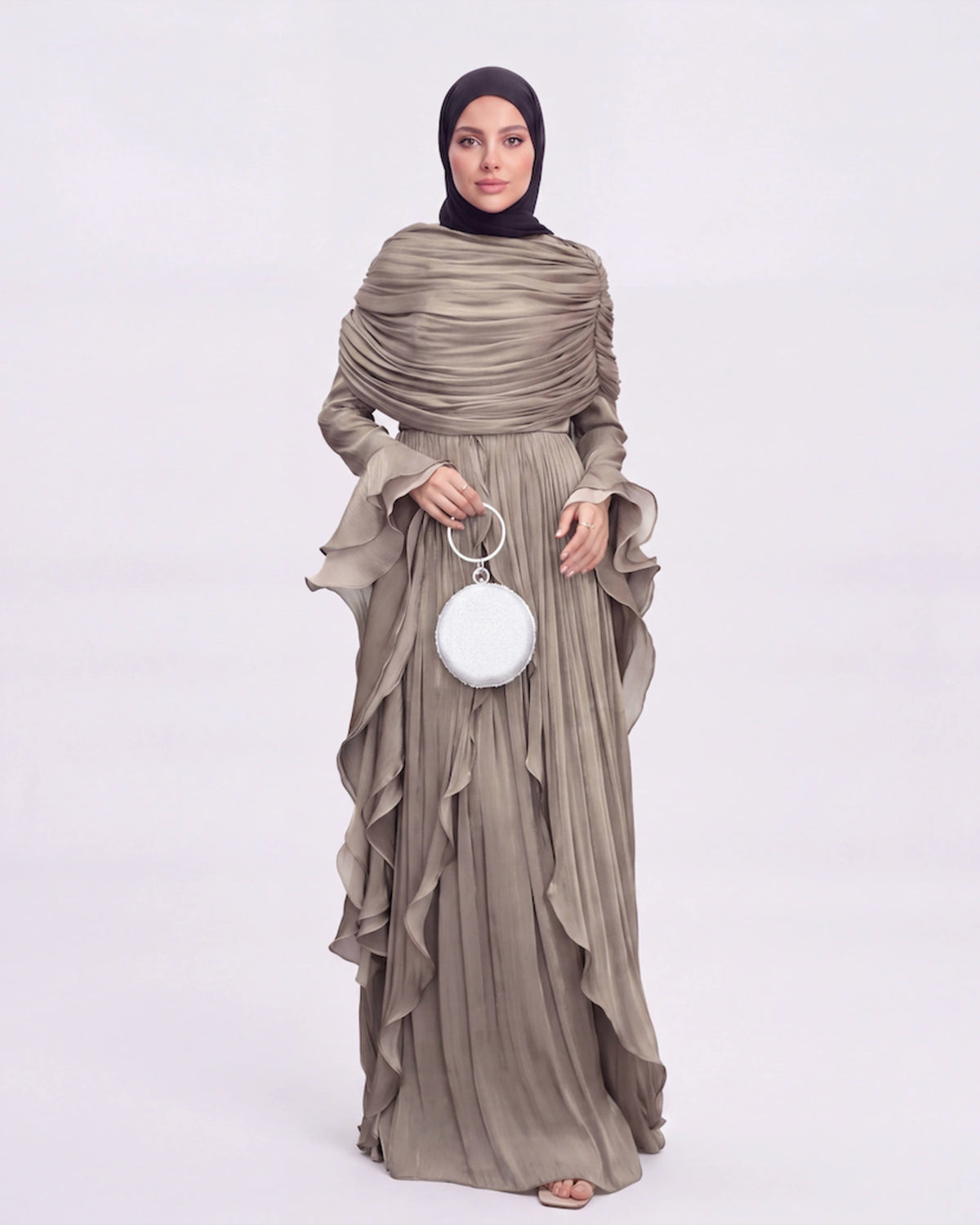 Zahra Layered Dress in Beige – elegantes Plisseekleid mit Volants und drapiertem Oberteil