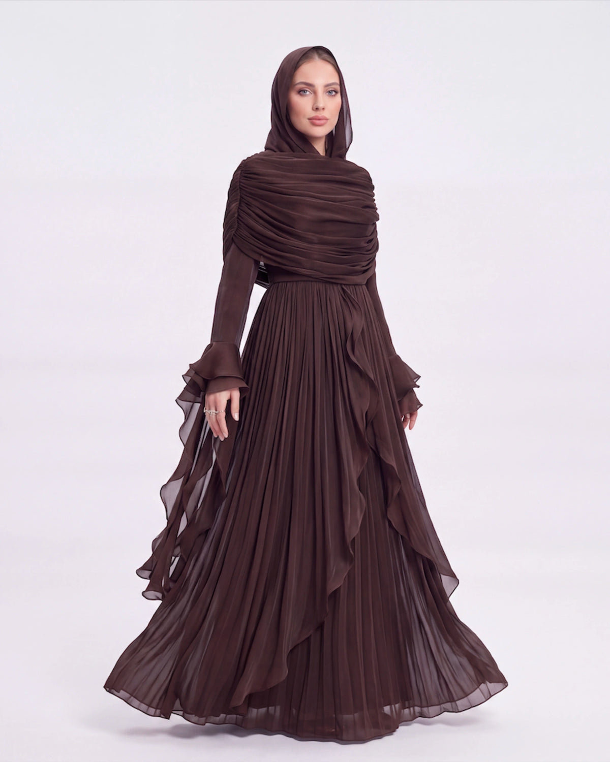 Zahra Layered Dress in Braun – elegantes langes Plisseekleid mit Volantdetails