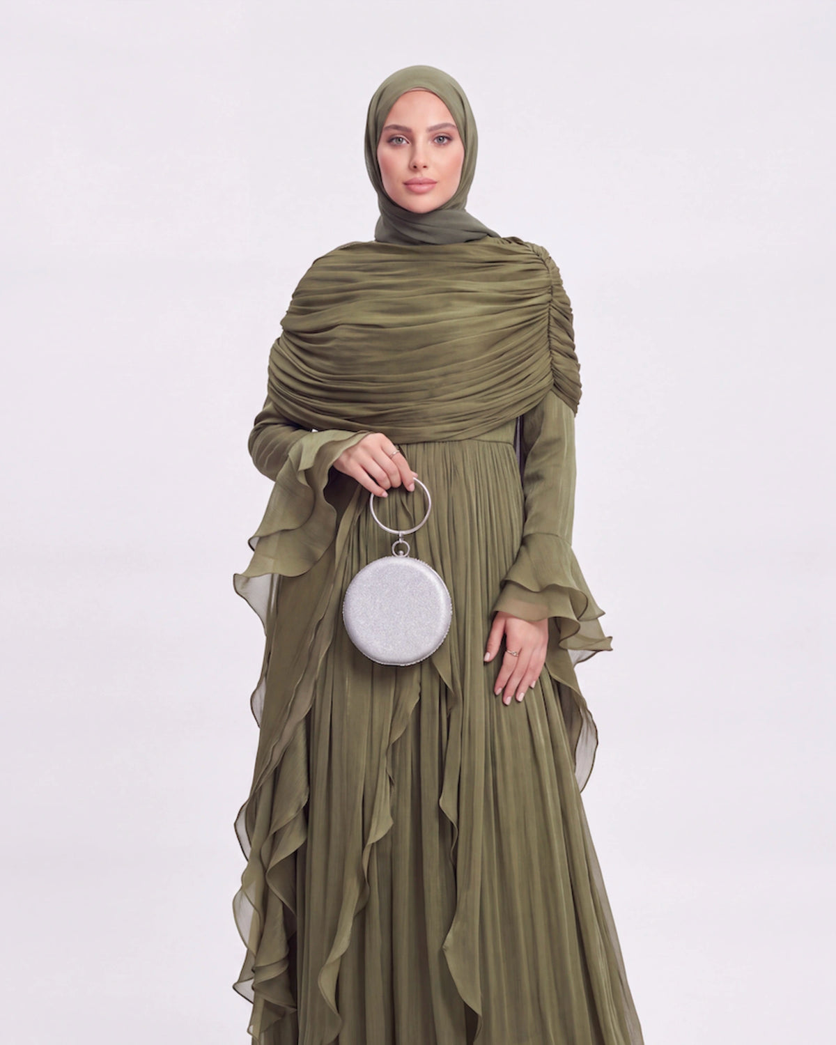 Zahra Layered Dress in Grün – festliches Plisseekleid mit drapiertem Oberteil und Volants