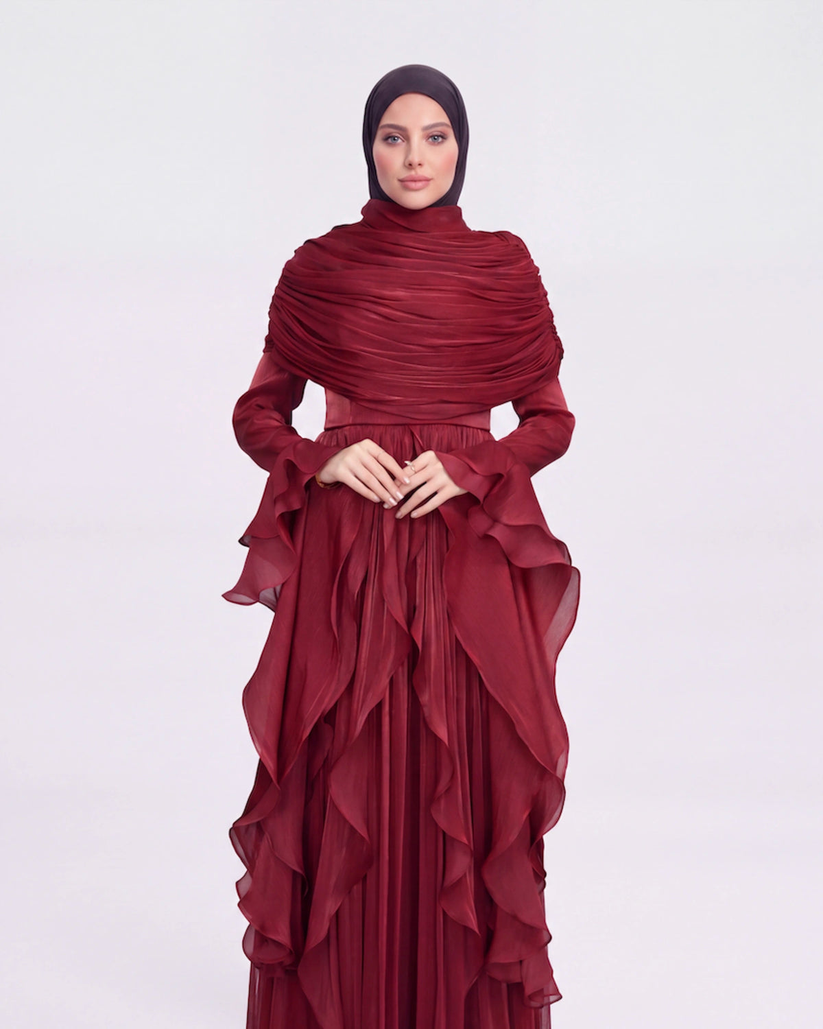 Zahra Layered Dress in Rot – festliches Plisseekleid mit Volants und drapiertem Oberteil