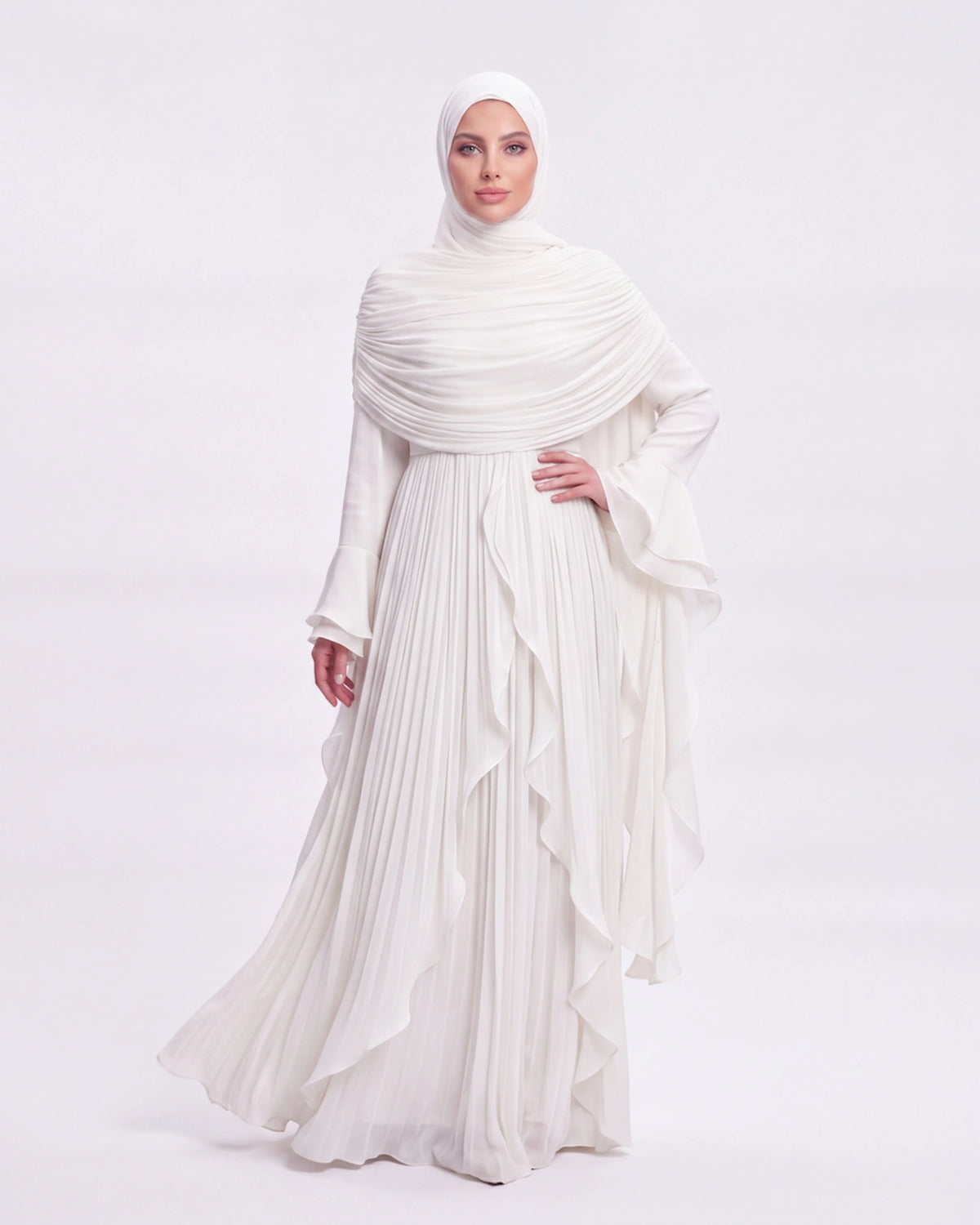 Zahra Layered Dress in Weiß – langes Plisseekleid mit mehrlagigen Volants