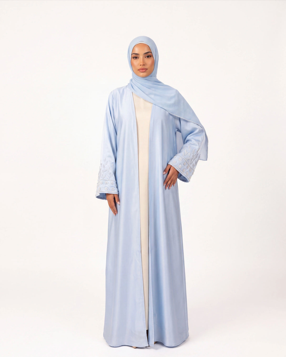 Zayna Satin Abaya in Blau – offene Satin-Abaya mit aufwendig bestickten Ärmelabschlüssen