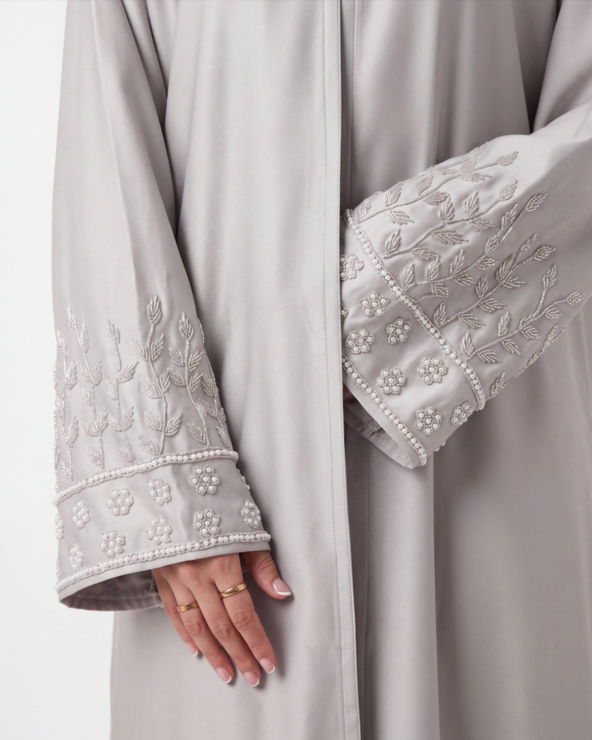 Zayna Satin Abaya – Detailansicht der bestickten und perlenverzierten Ärmelabschlüsse