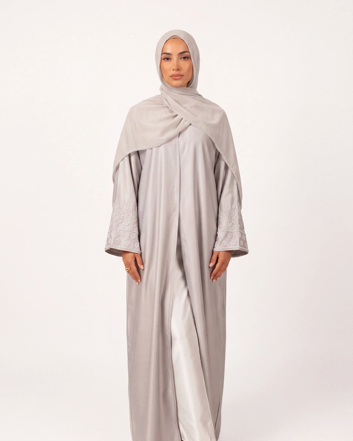 Zayna Satin Abaya in Grau – elegante offene Satin-Abaya mit Stickerei an den Ärmeln