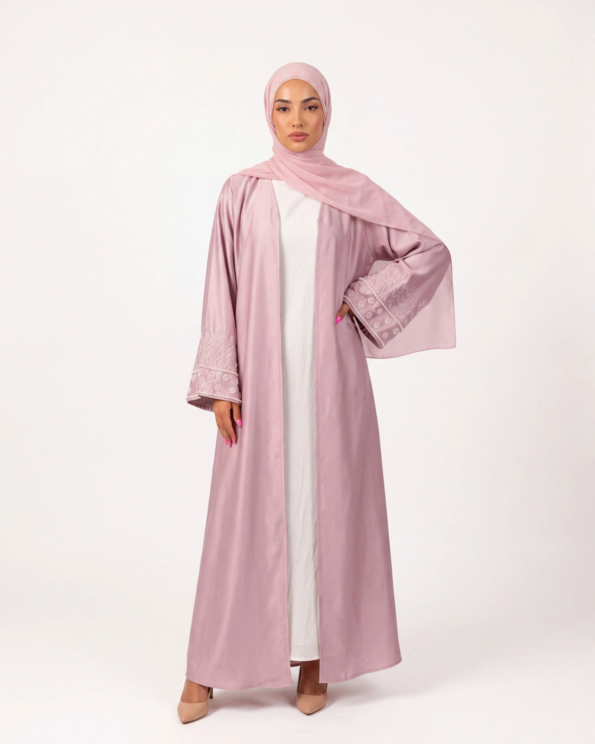 Zayna Satin Abaya in Rosa – offene Satin-Abaya mit feiner Ärmelstickerei